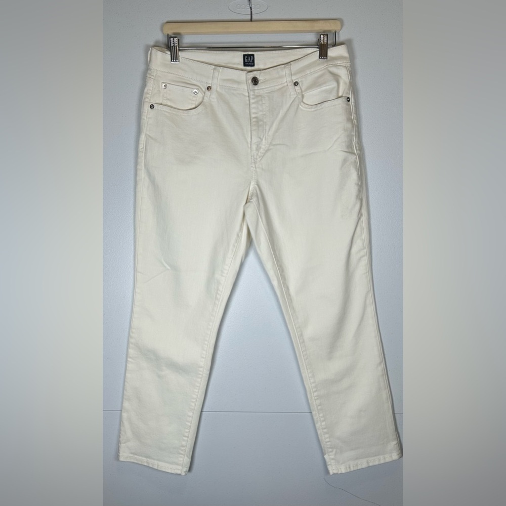 GAP Women's White Straight Jeans. Size 30